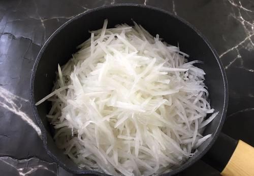 花生油|天冷白萝卜不要直接吃，加一个红薯，外酥里香，太馋人了