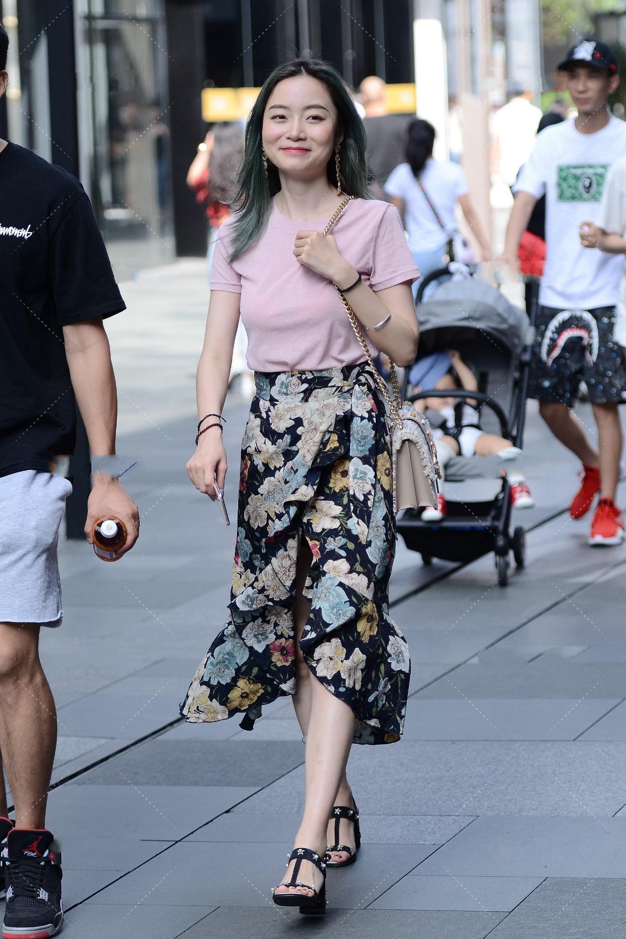 皮粉色上衣, 搭配黑色碎花裙, 青春美丽