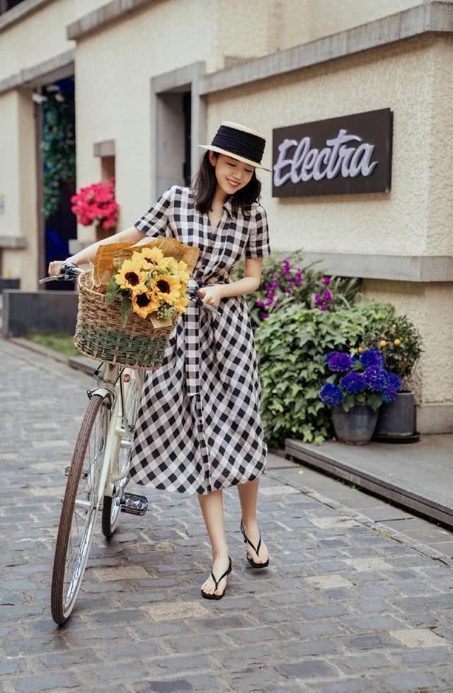 奔四的女人尽量少穿牛仔裙,看看三木这样穿多美,优雅大气上档次