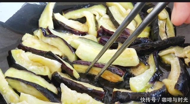 炒茄子简单好吃的做法,鲜香不油腻,开胃又下饭,实在太香了