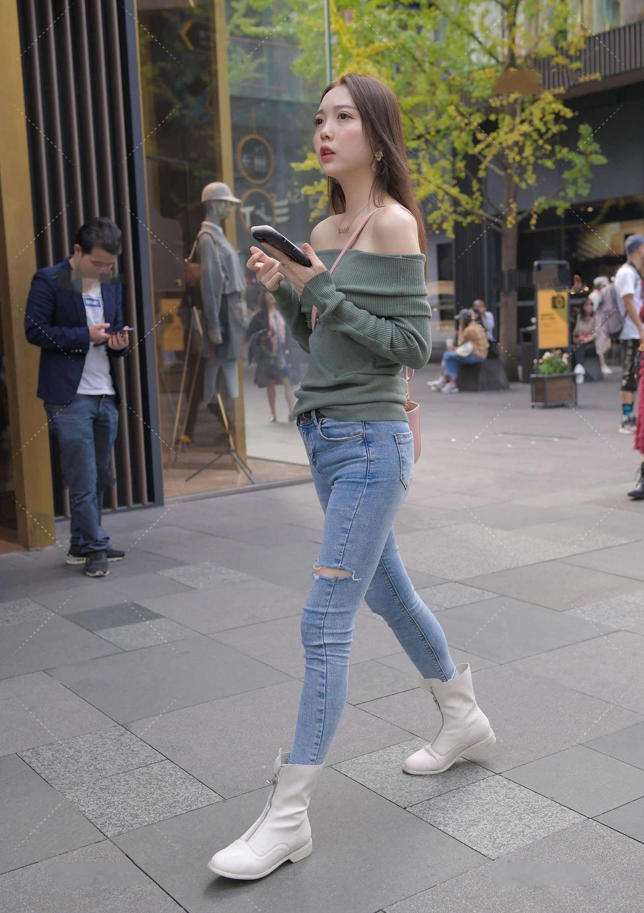 搭配|一字肩搭配牛仔裤,彰显新颖时尚,更显青春感