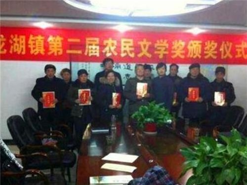 老农模仿《咏鹅》写《咏鸡》,获万元大奖,网友效仿却出尽洋相