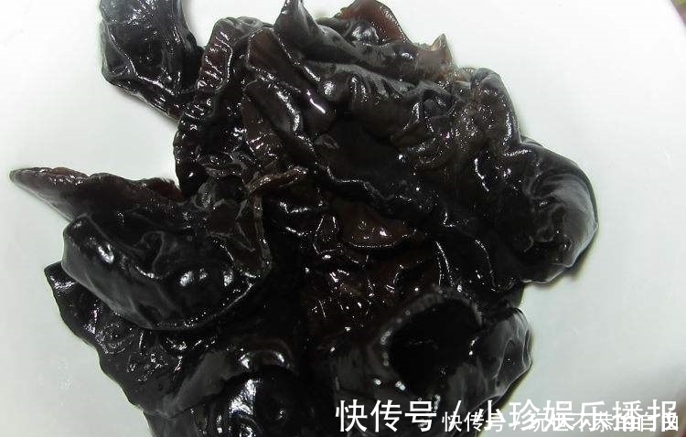 泡木耳还在用热水泡?教你一招,泡发木耳又大又软,三分钟搞定