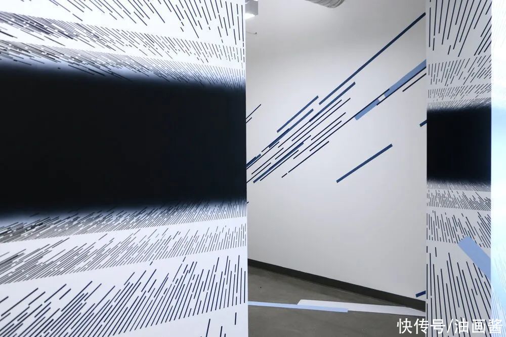  视觉|她靠画笔直的线条，画成视觉艺术家，作品充满独特的美感