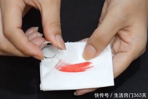 过期的口红不要扔,涂在纸巾上这样用,太厉害了,一年能省不少钱