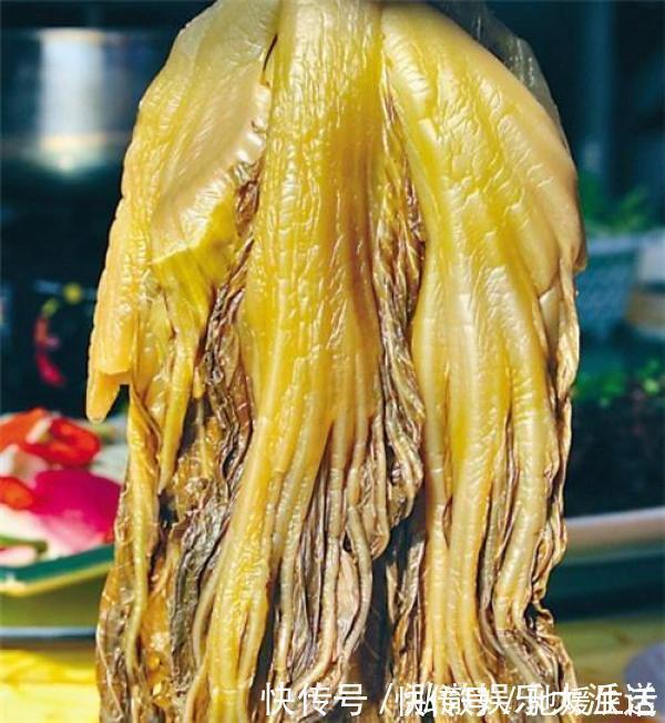 腌酸菜只加清水难怪容易坏，加点秘密武器，酸菜入味易保存