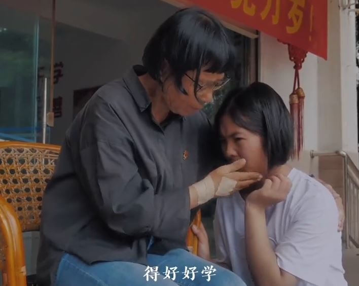 开课|华坪女高开课，张桂梅对失去父母的新生说：到女高来了啥也不怕！