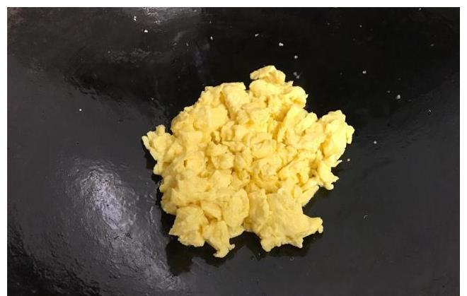 芦笋鸡蛋|夏天，多给家人做此菜，脆爽软嫩，简单易做，吃一盘也没负担