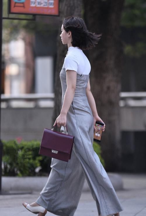 穿什么背带裤,“瀑布裤”才是最划算了,穿不了就说是裙子