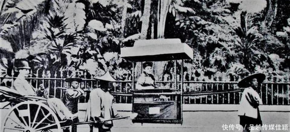 小脚女人|晚清时期老照片，裹小脚女人做针线活，照相馆模特展示雨具