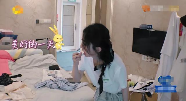 趙麗穎《中餐廳》暴露生活壞習(xí)慣，多次晚起床，房間邋遢衣物亂放