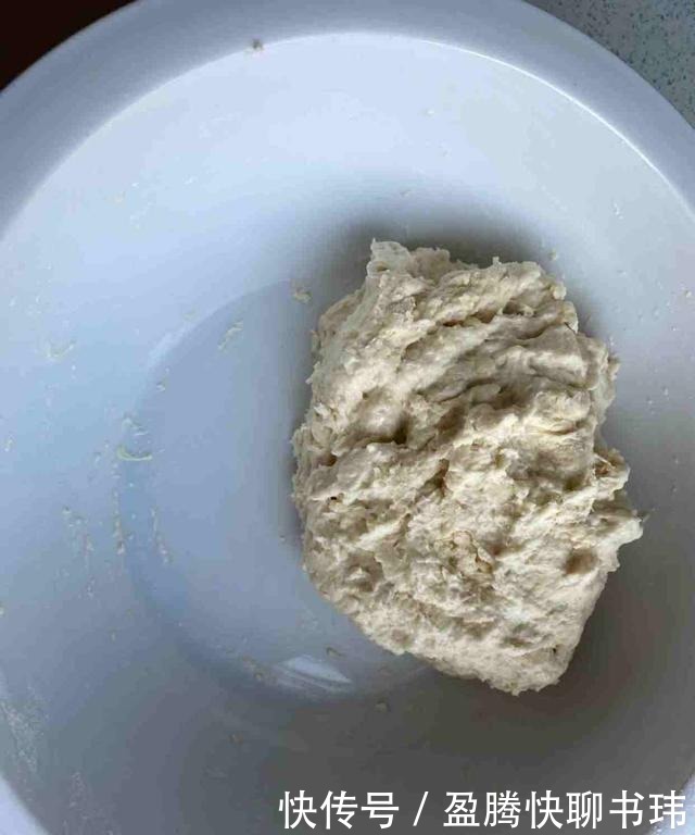 烙饼时,有的人烫面,有的人抹油,其实都错啦,大厨教你正确方法