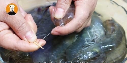 大虾只用清水洗等于吃垃圾,教你几个小技巧,脏东西全跑光