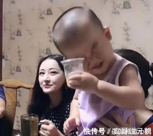 儿子|果汁被萌娃喝出红酒范,逗翻在场众人,孩子长大后肯定拿奥斯卡