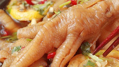 鸡爪去骨原来这么简单，一根牙签就搞定了，做无骨凤爪更入味