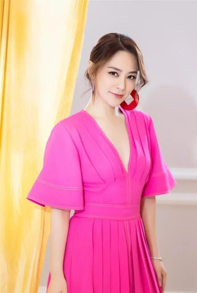 钟欣潼|阿娇又美回颜值巅峰,一袭白色衬衫连衣裙清新减龄,知性利落