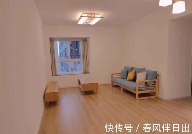 安装|极简原木风装修,不做吊顶和电视墙,全屋铺木地板,温馨又舒适