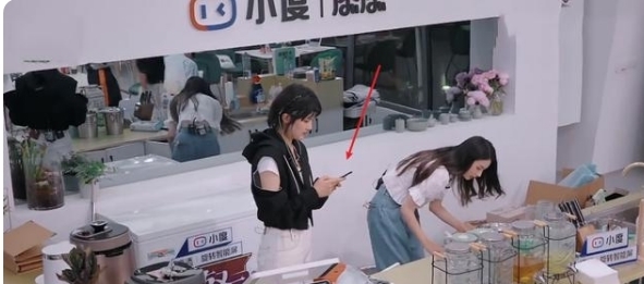 喝茶|姚安娜在《中餐厅》“拈轻怕重”,其他成员喝茶,龚俊已忙活不停