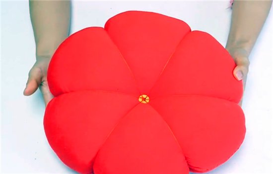 旧衣服不要扔，把锅盖放在上面简单缝一缝，客人来了抢着用