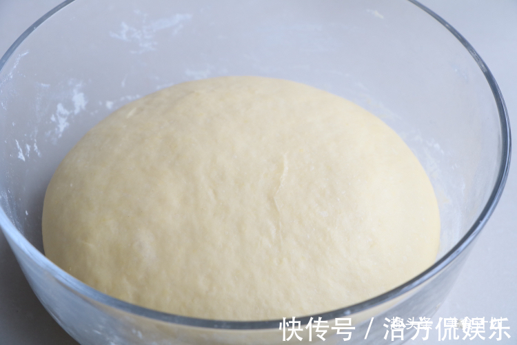 面粉里加2个鸡蛋，不用蒸不用炸，健康好吃，女儿一口一个停不了