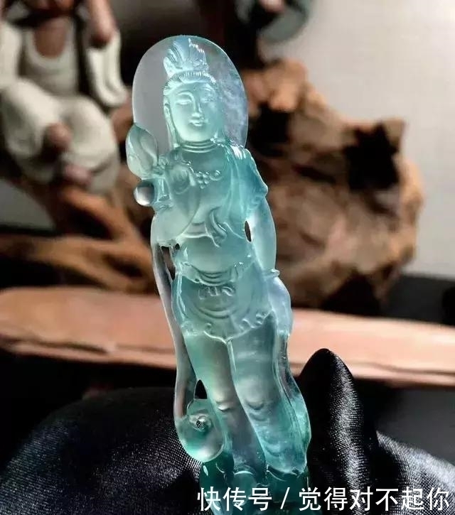 水头|老大爷嫌自己佩戴的翡翠水头不太好,用水一泡后,一看吓了一跳