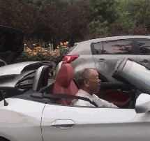 |搞笑GIF:妹子这着装看起来真是让人无所适从啊,就不觉得尴尬吗