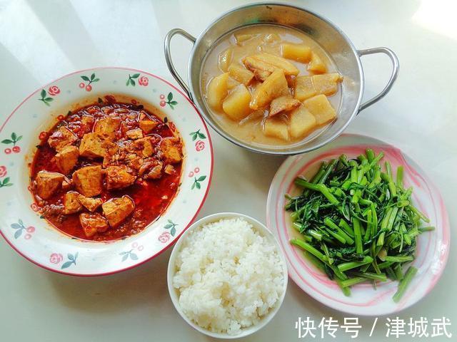 我家早餐晒出来,网友说:这哪是早餐,有这么吃的吗?太丰盛了