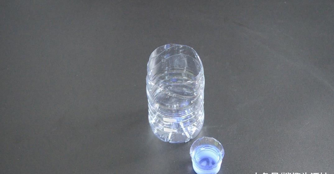 妙用|垃圾桶上粘一个塑料瓶, 一年还能帮家里省不少钱, 可惜知道的人不多