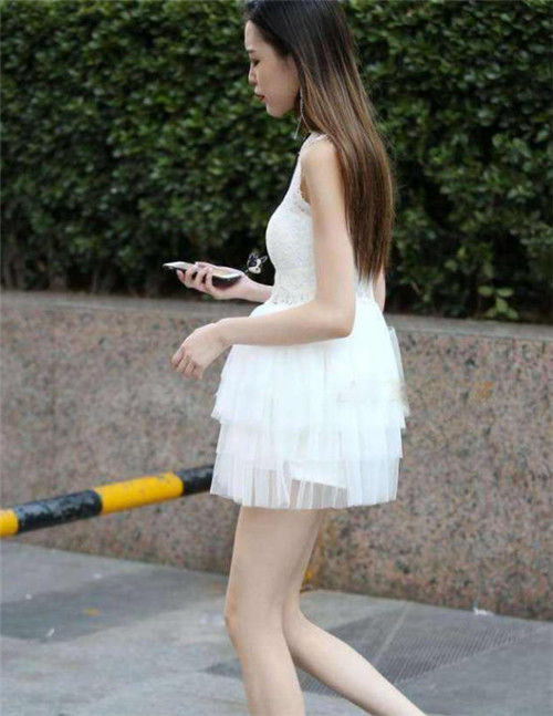 完美|街拍:穿黑色连衣裙的时尚小姐姐,彰显完美的女神气质