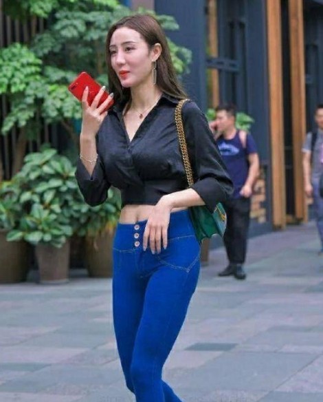 搭配|街拍性感紧身打底裤小姐姐,搭配显女人的S型身材!