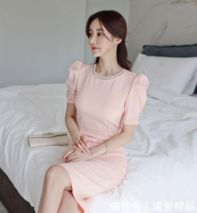 孙允珠|孙允珠时尚穿搭:丝滑珍珠圆领竖纹修身及膝裙