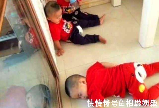 宝妈|母亲让三胞胎独自玩耍,好久没有听到嘈杂声,出来一看心痛起来