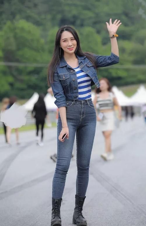 路人街拍高挑身材的牛仔风美女,紧身裤配马丁靴时髦又显腿长