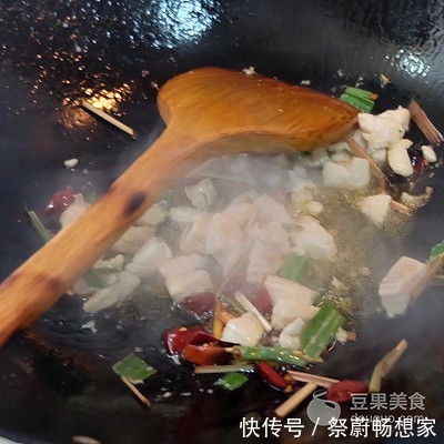 懒人食单·柠檬香茅辣炒鸡丁莴笋太下饭了!就算菜冷了也很下饭