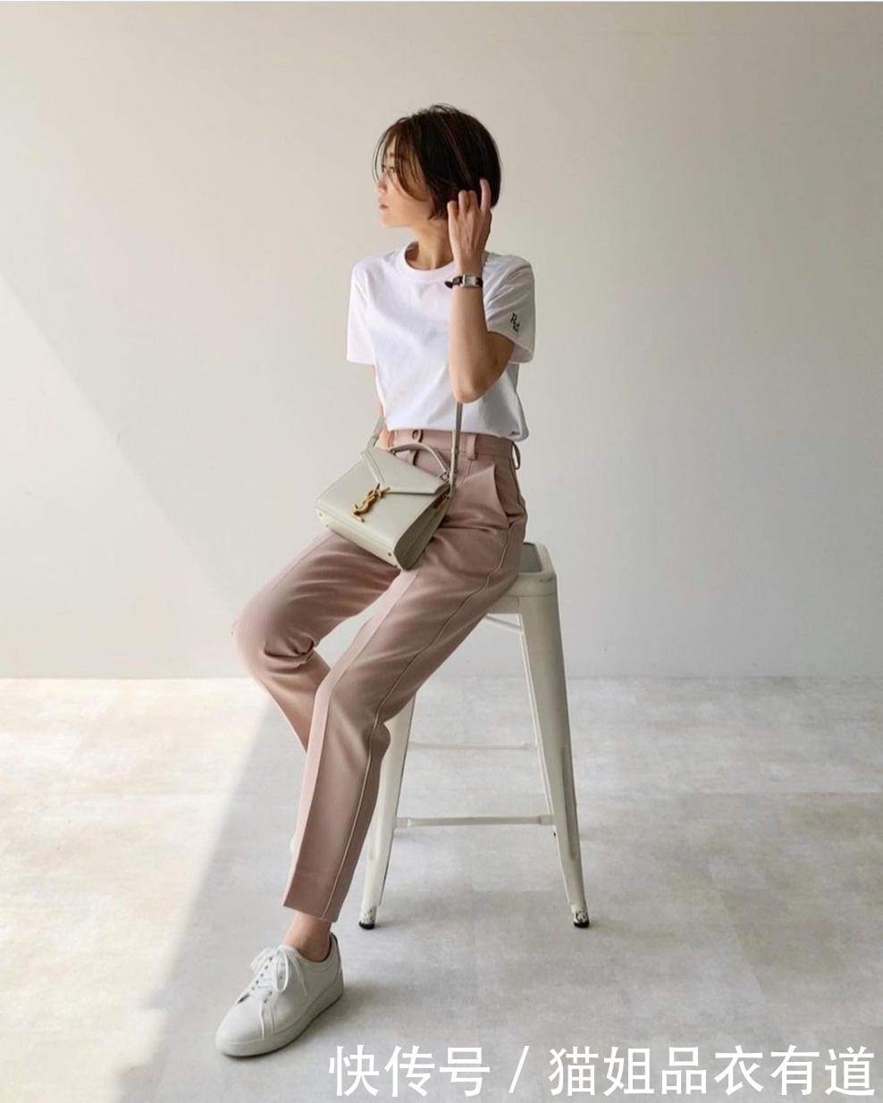 穿白T太俗?那是你不懂!她的“穿搭要点”全是小心机,自拿不谢