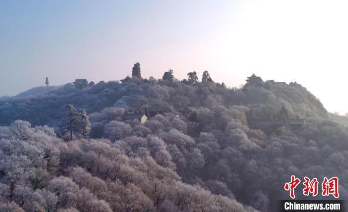 平凉市|甘肃崆峒山雾凇连绵 山脉成白色世界