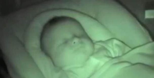 照片|当这对夫妇晚上起来照看孩子的时候,他们拍下了难以置信的照片,让他们大开眼界