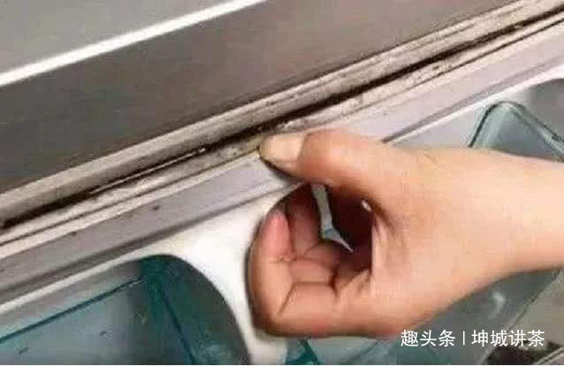 冰箱胶条脏了,发黑长霉斑教你一招,不撒一滴水,焕然如新!
