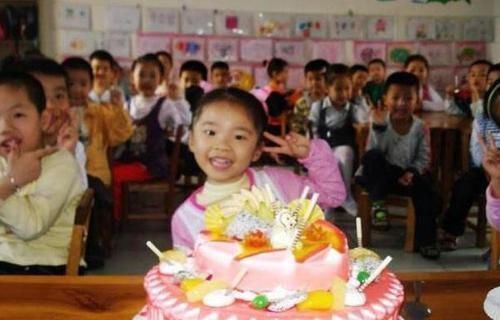 幼儿园|孩子幼儿园过生日，宝妈送蛋糕却被原封退回老师只收双层的