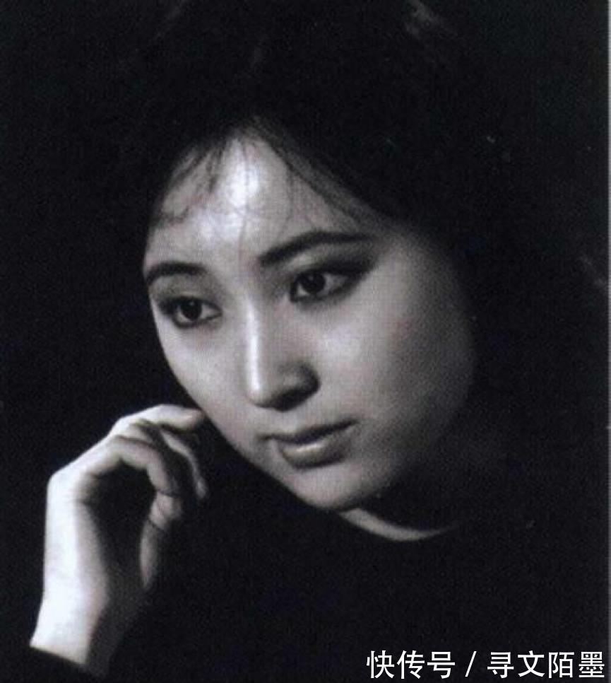 陈晓旭#林黛玉(陈晓旭)的一组黑白照,像民国走来的女子,比林徽因还美