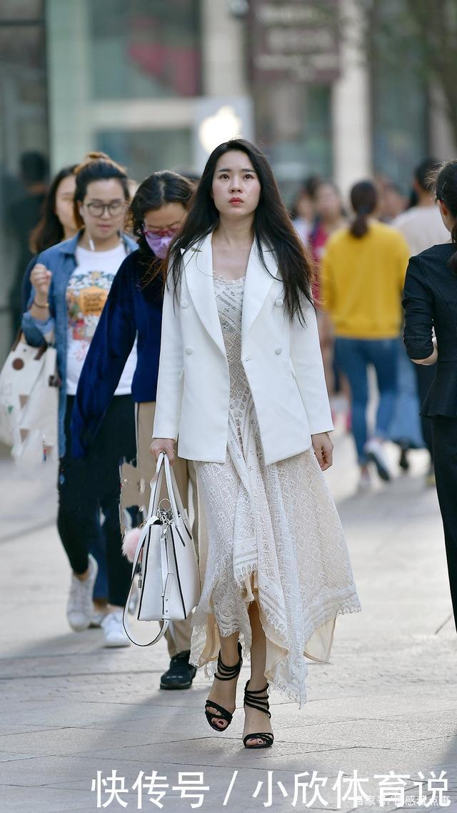 白色西装搭配镂空连衣裙，搭配一双高跟凉鞋，凸显精致优雅的效果