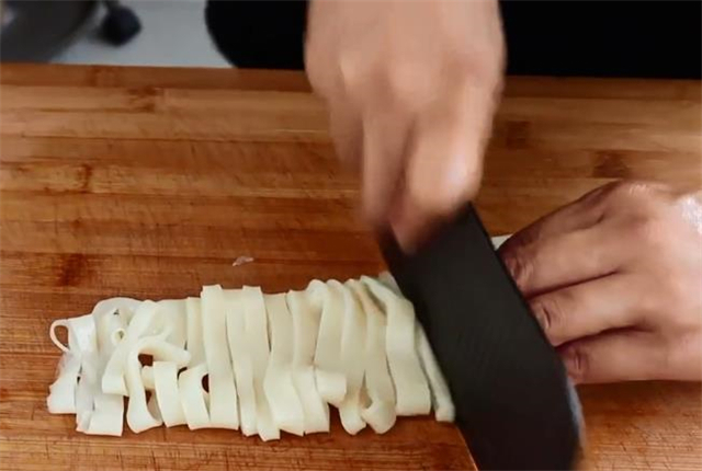 不用和面揉面洗面,教你最详细凉皮配方,劲道柔软有韧性,超简单
