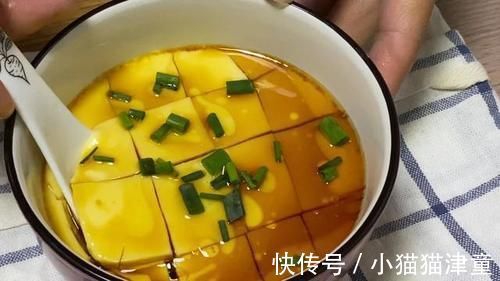 口感|蒸鸡蛋羹切记直接上锅蒸,大厨教你一招,口感嫩得像豆腐,无蜂窝