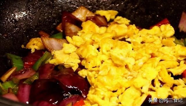 青椒籽|2个鸡蛋,1个洋葱,教你做最解馋的家常小炒,好看又好吃,超下饭