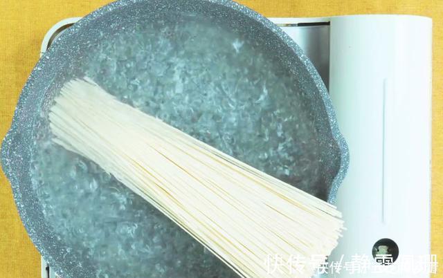 黄瓜|挂面这样做太好吃，鲜辣爽口，荤素营养，6分钟上桌，解馋又美味