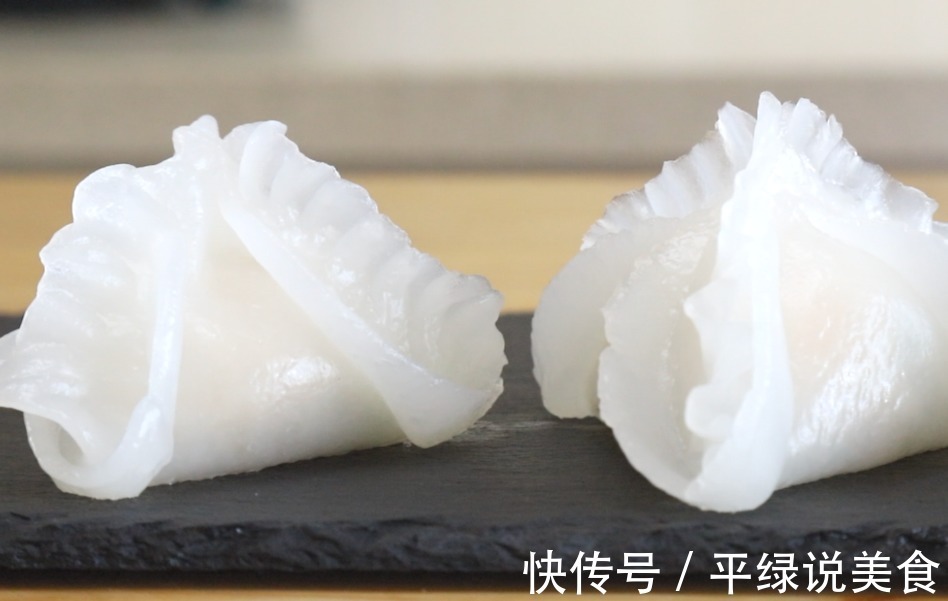 做水晶鲜虾包时,切记不要直接和面,多加这一步,面皮不裂还筋道