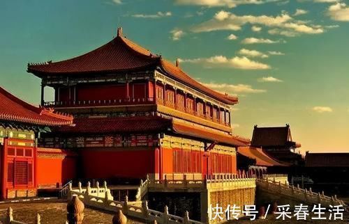 少女@日本少女游玩发现一幅壁画,直接愣在原地:这怎么和我一模一样?