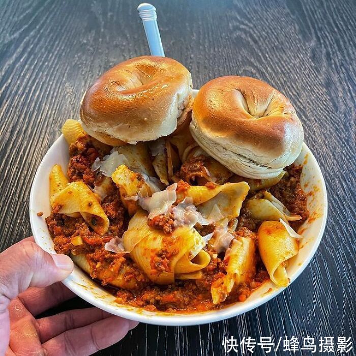 28个巨石强森的菜单，满满一桌子太能吃，还边吃边看电影太享受