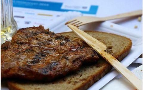 吃牛排时会先送上一盘面包 很多人不懂而闹了笑话