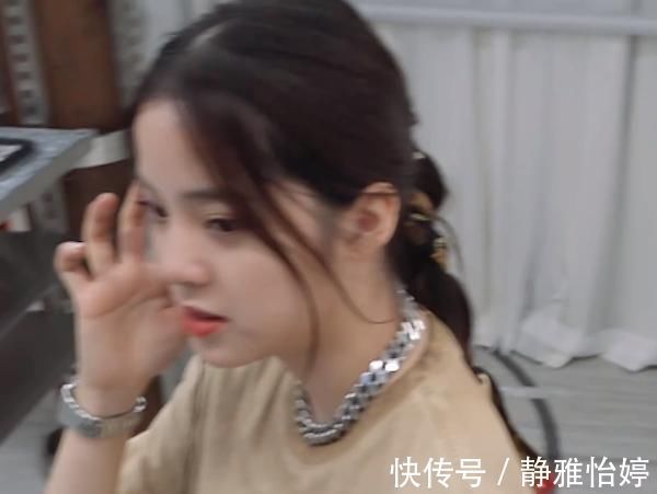 娜比|男顾客上门只想和娜娜凑近乎，谁注意范丞丞的表情？吃醋意味明显